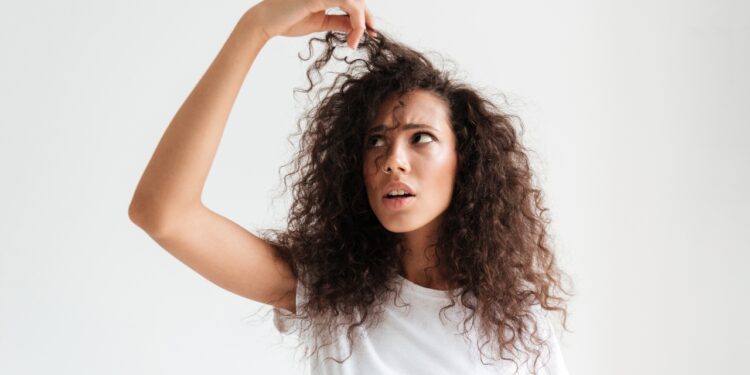 Frizz e fios arrepiados: o que fazer para manter o cabelo alinhado - Crédito: FreePik