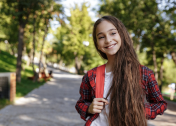 Entenda por que as meninas estão menstruando cada vez mais cedo. Foto: Magnific
