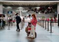 Mulher em aeroporto antes de viajar para a Copa do Mundo nos Estados Unidos
