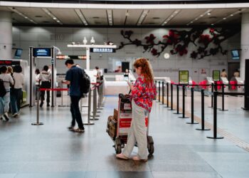 Mulher em aeroporto antes de viajar para a Copa do Mundo nos Estados Unidos