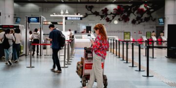 Mulher em aeroporto antes de viajar para a Copa do Mundo nos Estados Unidos