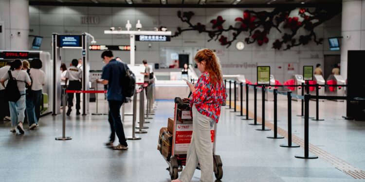 Mulher em aeroporto antes de viajar para a Copa do Mundo nos Estados Unidos