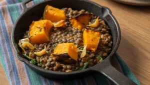 Sopa de abóbora e lentilha é opção prática para aquecer o jantar