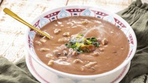 Sopa de feijão fácil, seu jantar rápido após um dia corrido