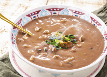 Sopa de feijão. Crédito: Canva