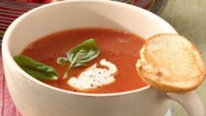 Sopa de tomate com manjericão: receita leve, cremosa e pronta em poucos minutos