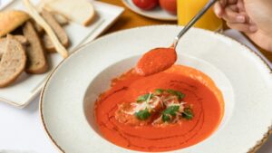 Sopa de tomate assado com queijo quente para aquecer os dias frios