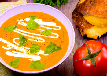 Sopa de tomate com queijo quente. Crédito: Canva.