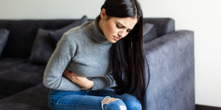 "Outra causa muito comum é o uso de algumas medicações que têm a constipação intestinal como efeito colateral” destaca a Dra. Elaine Moreira. Foto: Magnific.