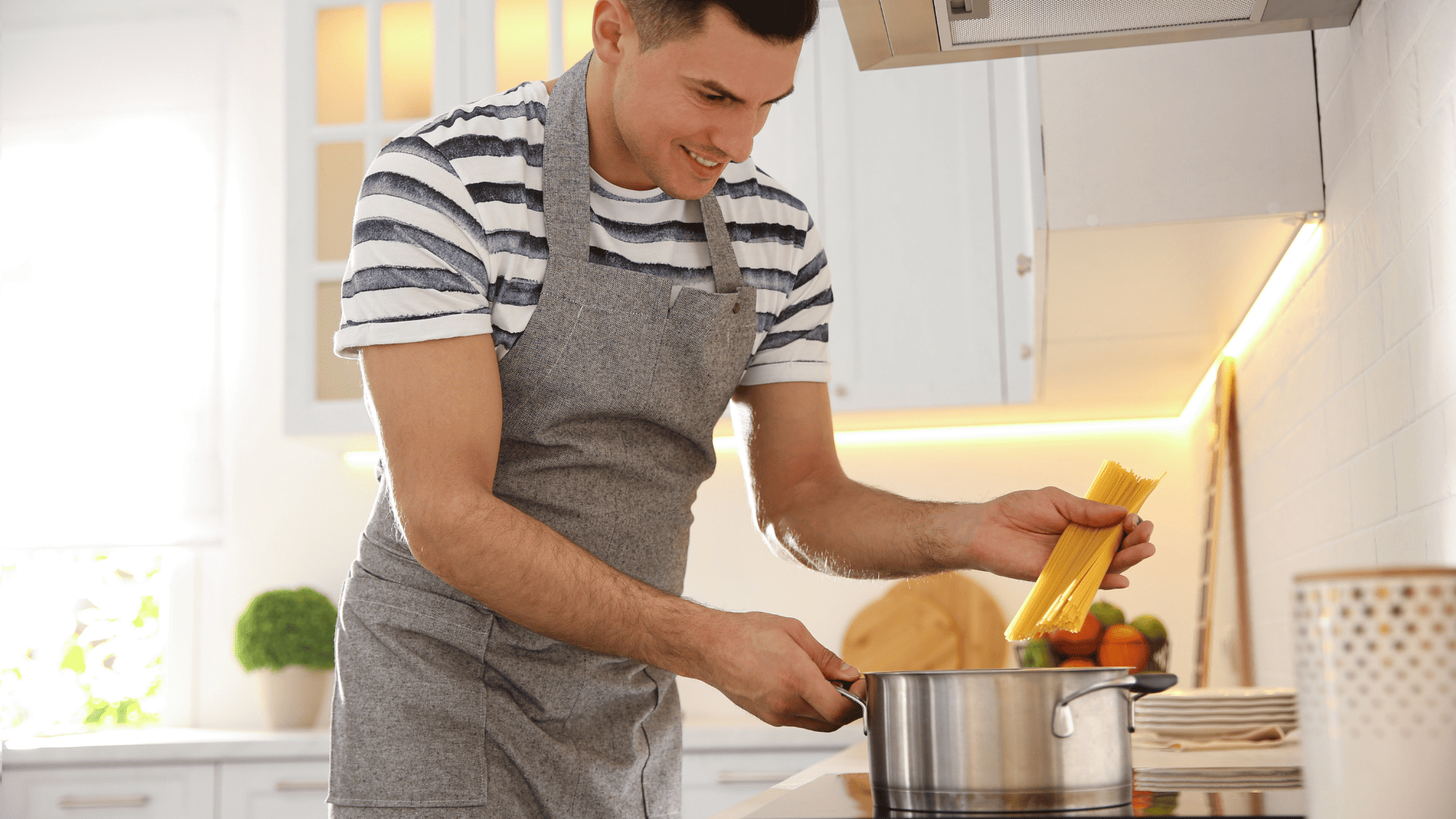 Aprenda a medir a porção de macarrão por pessoa sem precisar usar balança na cozinha. Crédito: Canva
