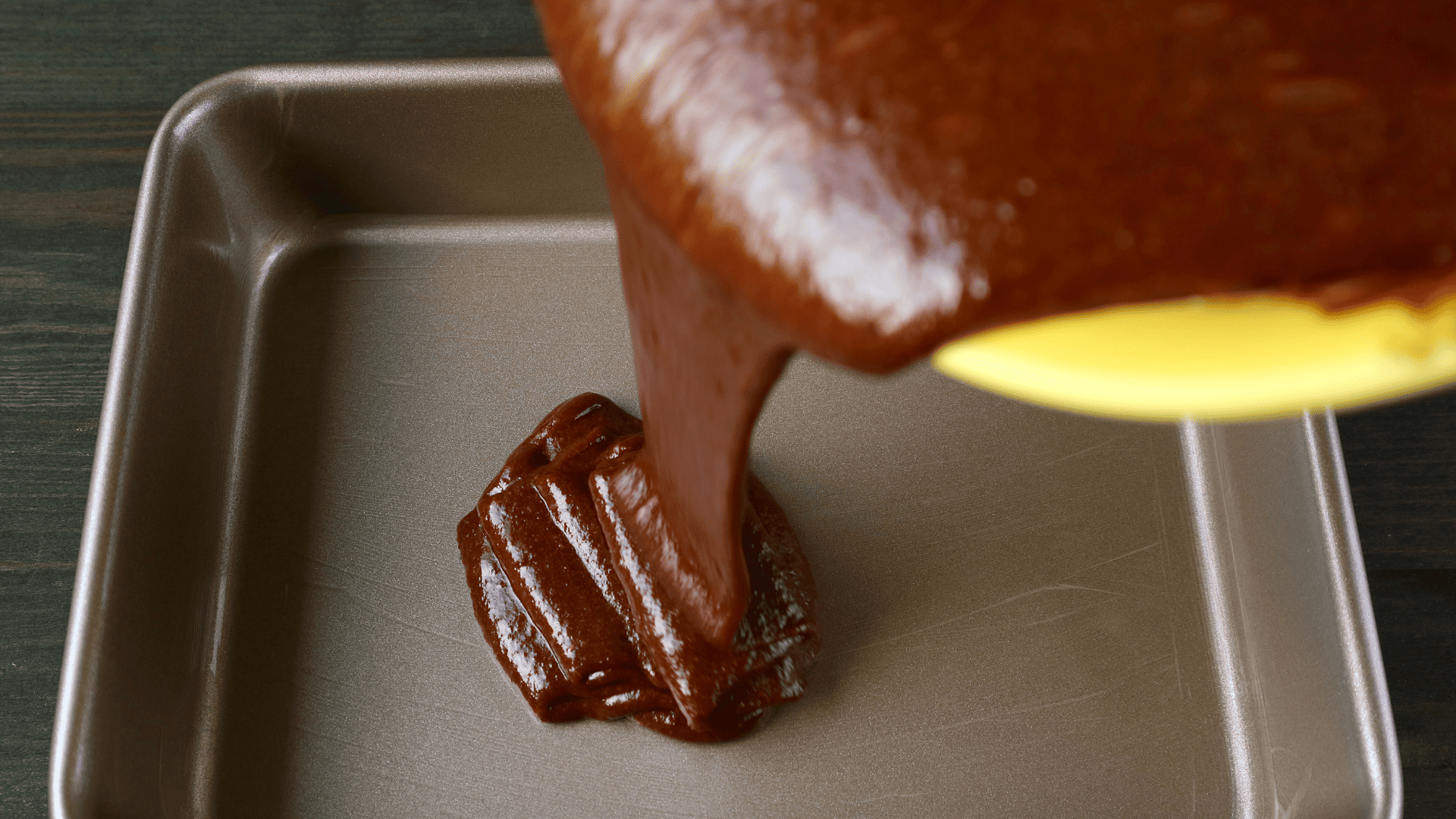 Aprenda os truques de chef para fazer um bolo perfeito e nunca mais ver a massa solar. Crédito: Canva