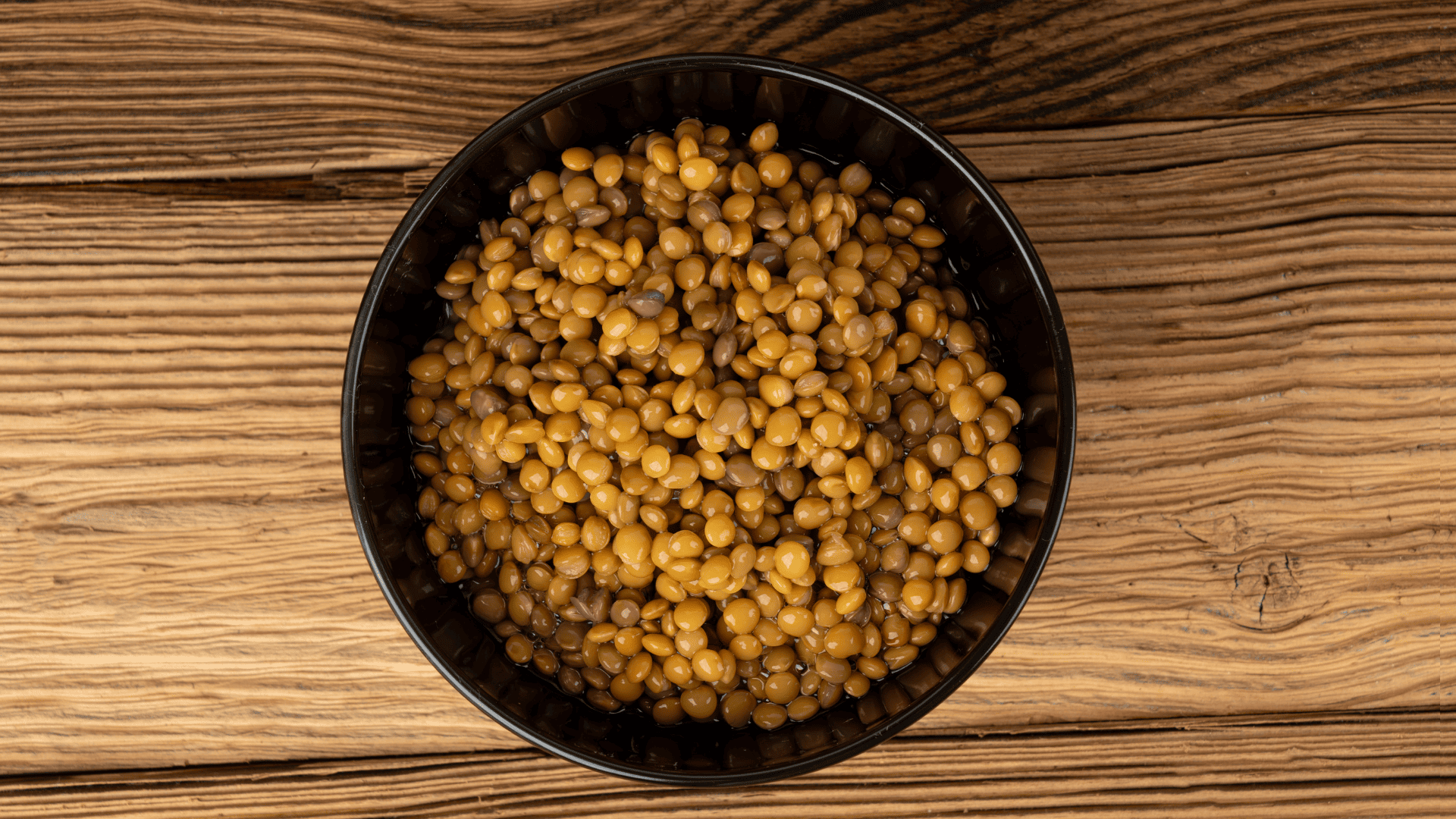 Benefícios da lentilha para a saúde e como fazer o grão macio com receita simples. Crédito: Canva