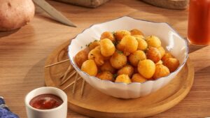Bolinhas crocantes de batata ficam douradas por fora e cremosas por dentro