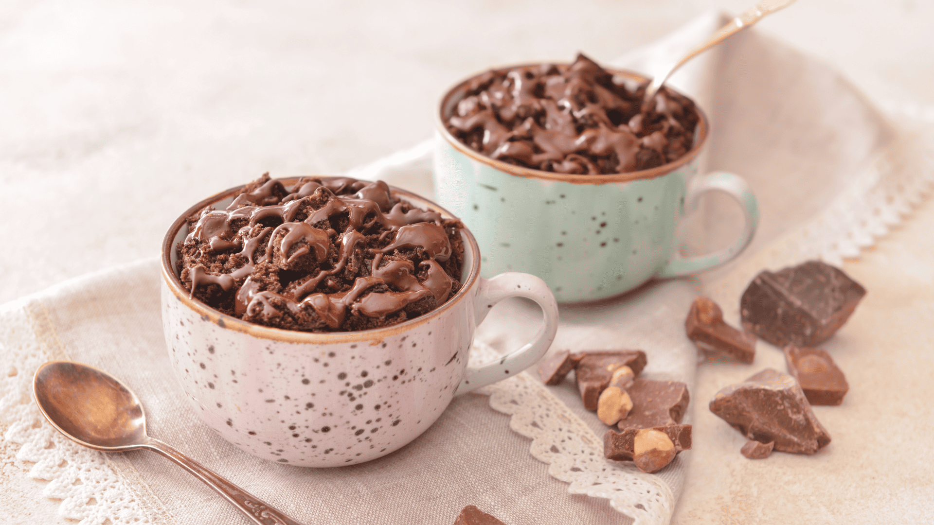 Bolo de caneca no micro-ondas: a receita fofinha e rápida para quando bate a vontade de doce