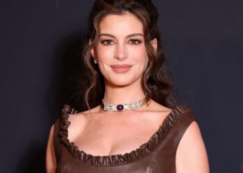 Anne-Hathaway
