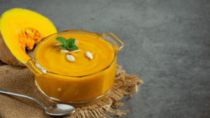 Caldo de abóbora cremoso: receita fácil e econômica para aquecer os dias frios