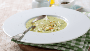 Aprenda a fazer um caldo verde tradicional bem cremoso