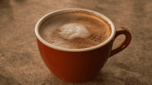 Cappuccino vegano cremoso é perfeito para deixar as suas tardes mais quentinhas
