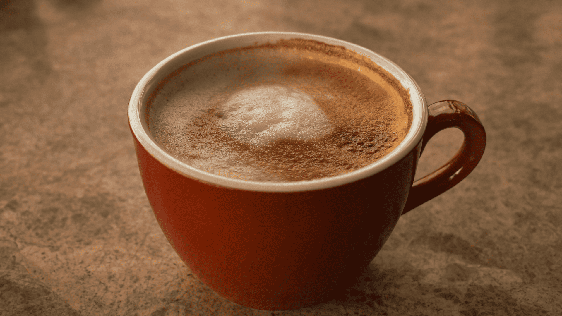 Cappuccino vegano cremoso é perfeito para deixar as suas tardes mais quentinhas