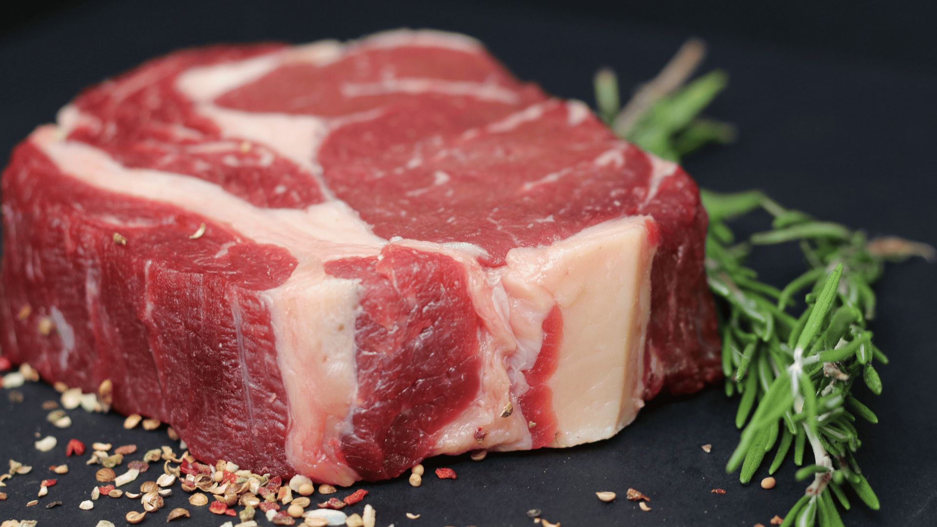 Como acertar o ponto da carne perfeito e sem precisar cortar a peça na cozinha. Crédito: Canva
