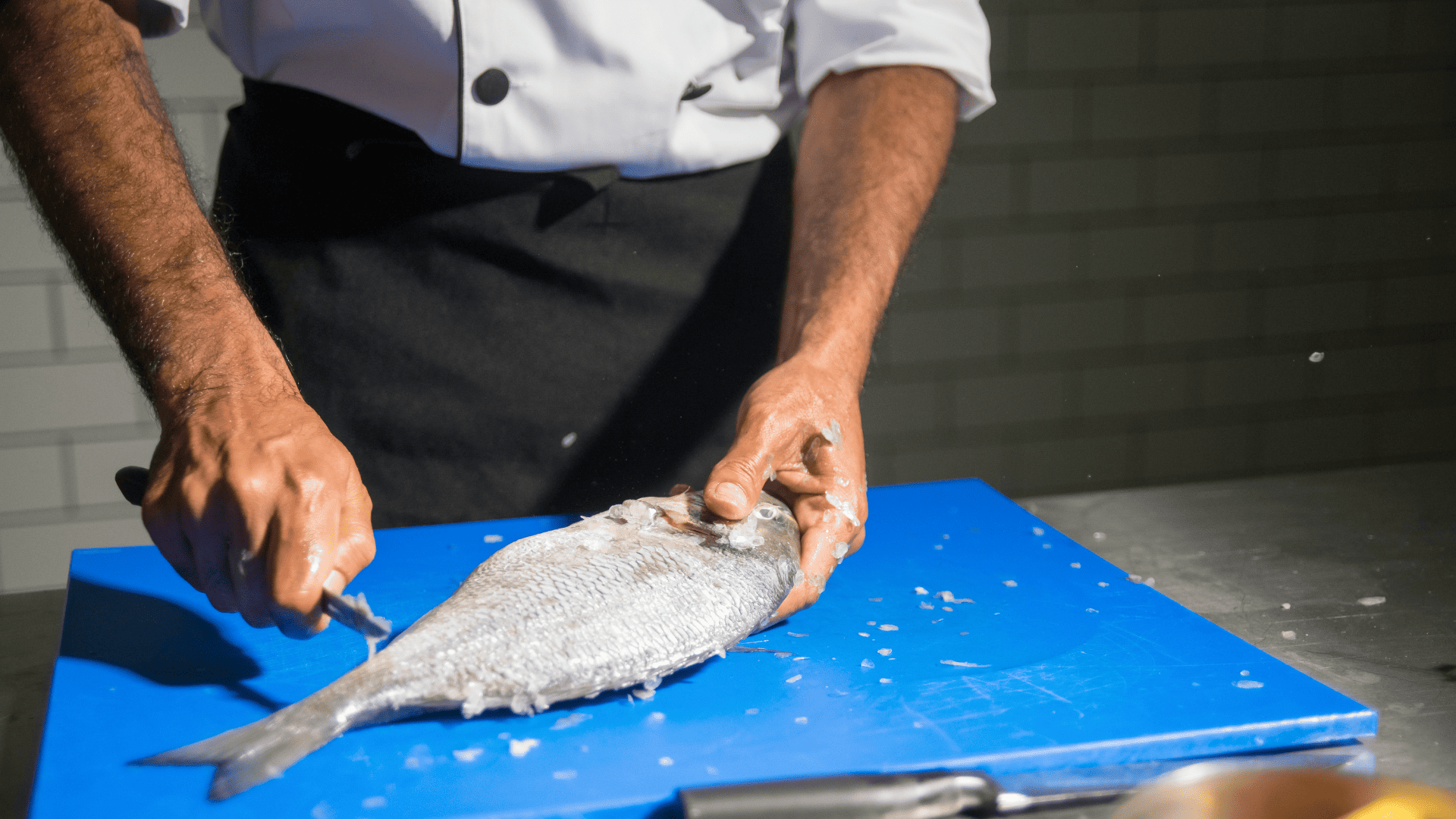 Como tirar espinha de peixe Truques fáceis para limpar o filé em casa sem mistério. Crédito: Canva
