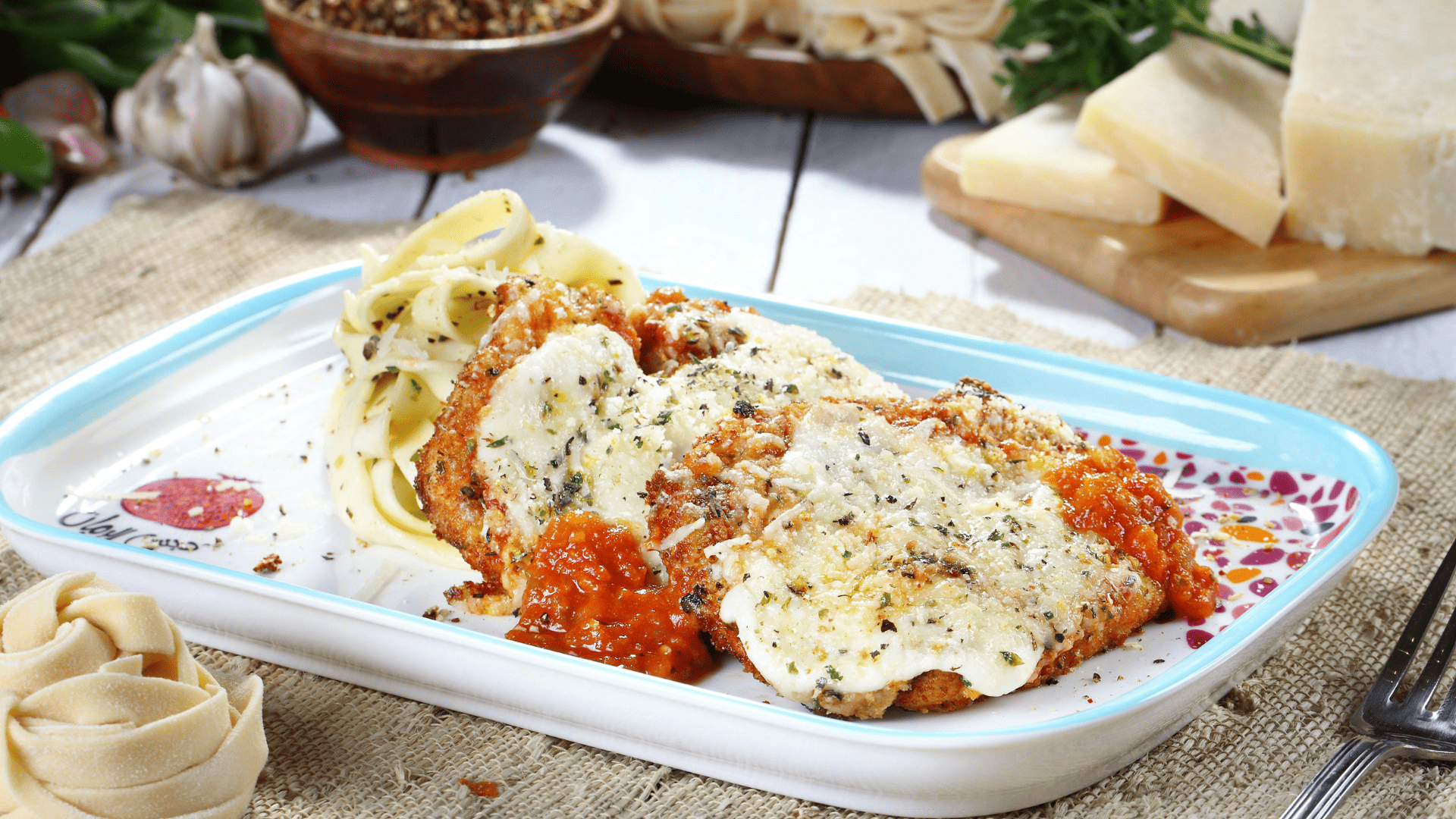 Conheça os segredos práticos para fazer o filé à parmegiana perfeito na sua casa. Crédito: Canva