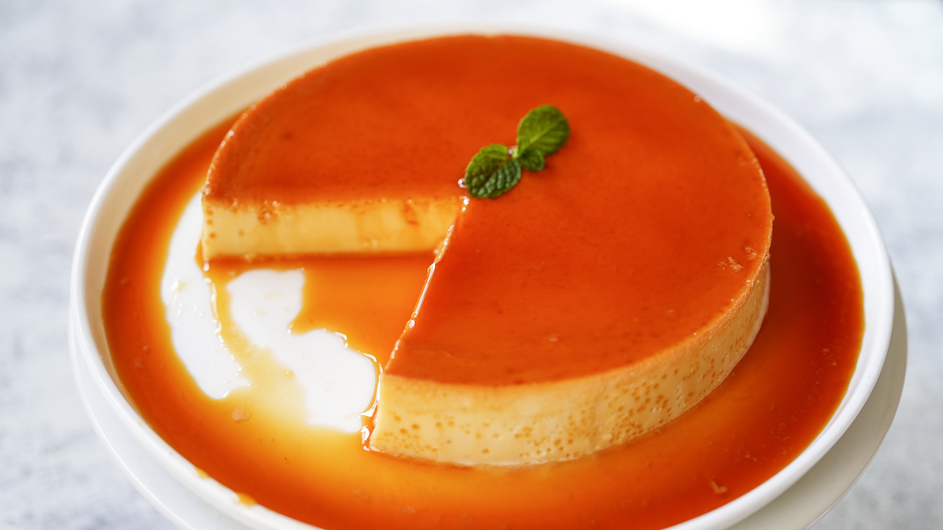Conheça os truques para tirar cheiro de ovo do pudim usando ingredientes que você tem em casa. Crédito: Canva