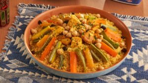 Cuscuz marroquino com frango rende um almoço completo e fácil