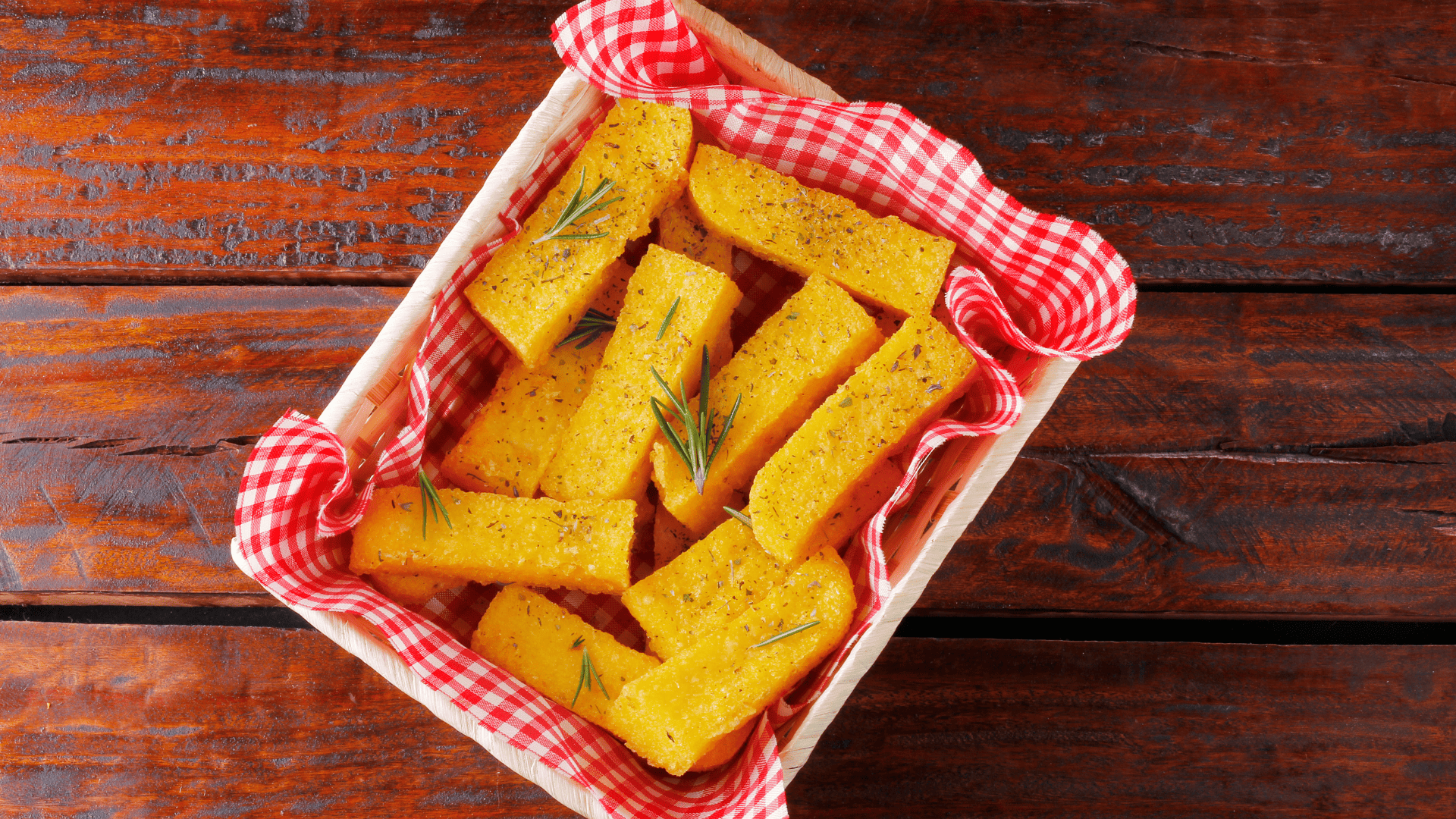 Descubra o segredo definitivo para fazer polenta frita bem sequinha e crocante. Crédito: Canva