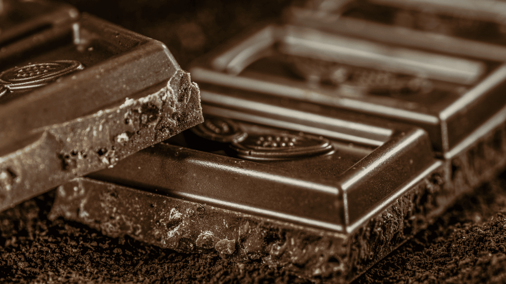 Descubra os benefícios do chocolate amargo para a saúde e veja como preparar receita em casa. Crédito: Canva