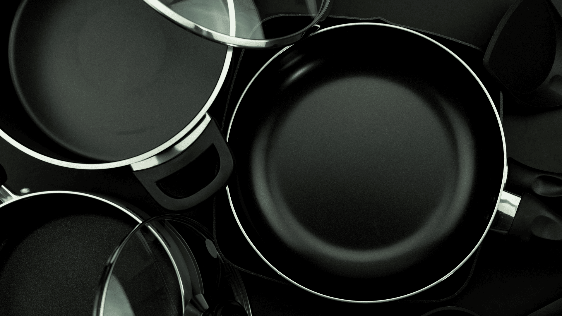 Descubra quais são os utensílios de cozinha essenciais para preparar receitas dignas de chef. Crédito: Canva