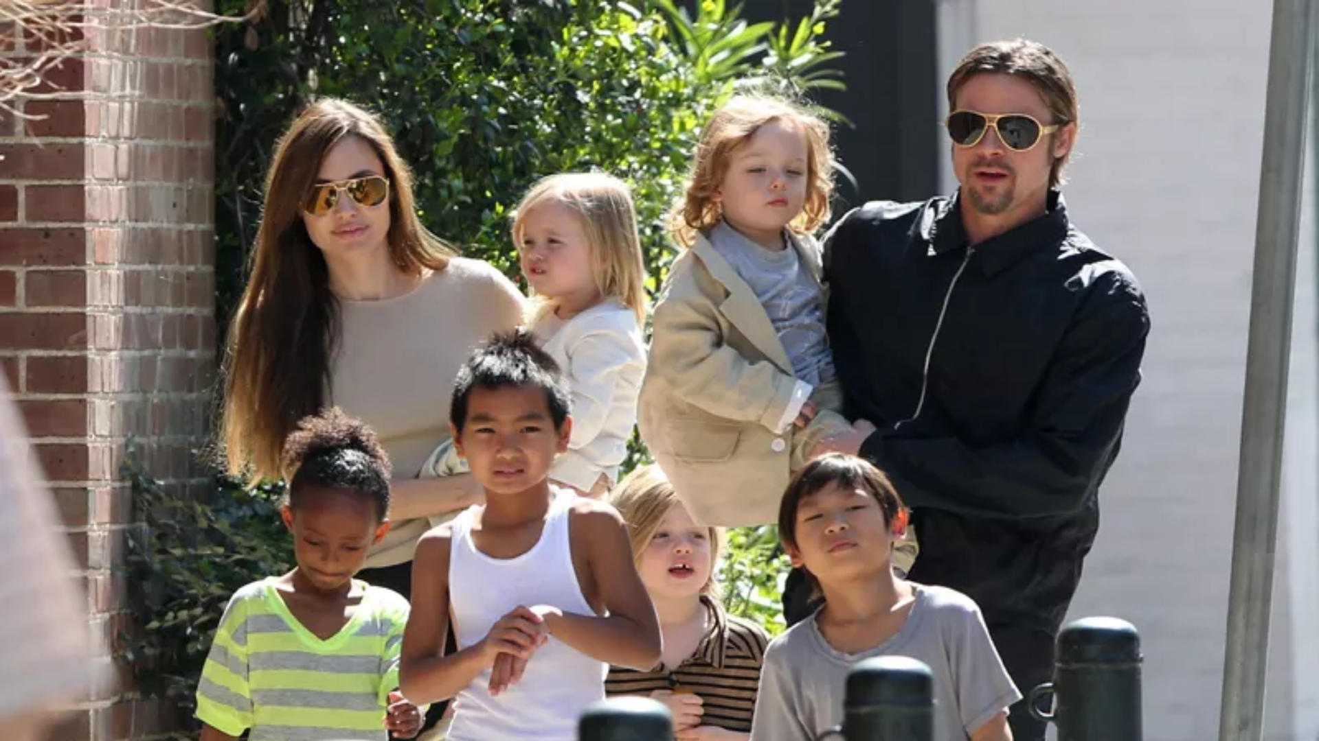 Filhos de Brad Pitt e Angelina Jolie dão passo radical para retirar o sobrenome do pai. Crédito: Grosby Group