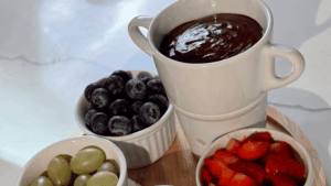Saiba como fazer fondue de alfarroba para surpreender todo mundo em casa