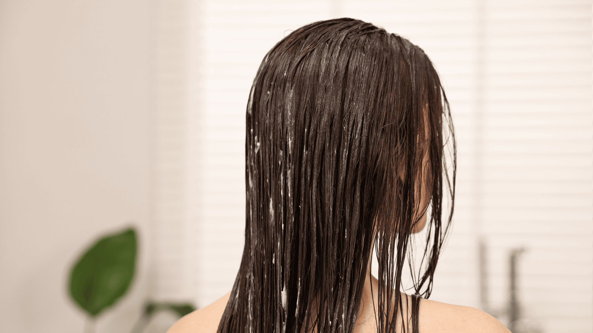 Garanta uma hidratação profunda no cabelo sem deixar a raiz oleosa. Crédito: Canva