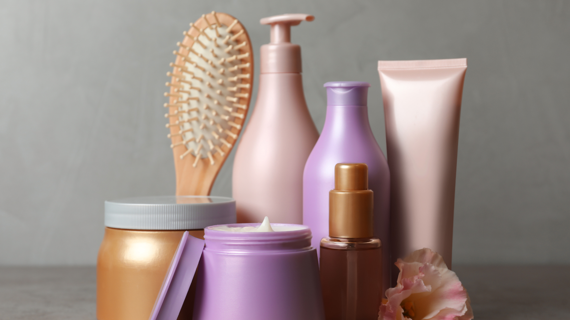 Guia da lavagem correta revela quantas vezes você deve limpar o cabelo na semana. Crédito: Canva