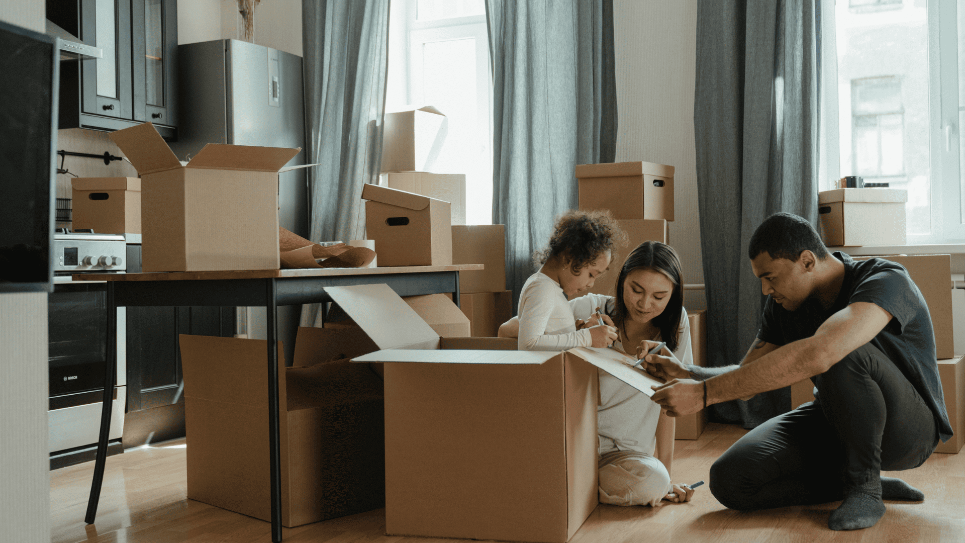 Guia da mudança organizada traz o passo a passo para empacotar e arrumar a casa nova. Crédito: Canva