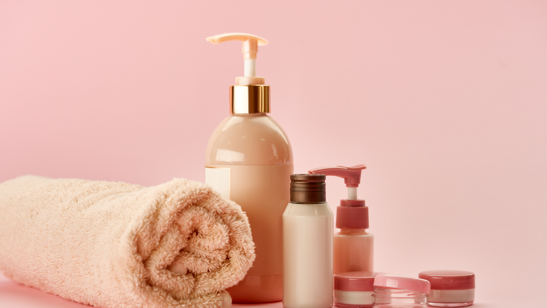 Guia definitivo com a ordem correta do skincare para o dia e para a noite. Crédito: Canva