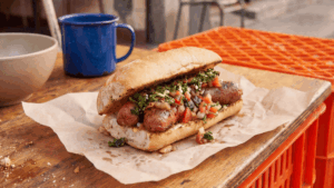 Lanche de linguiça na frigideira é a opção perfeita e barata para substituir a janta