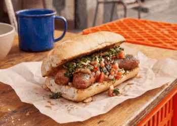 Lanche de linguiça na frigideira. Crédito: Canva