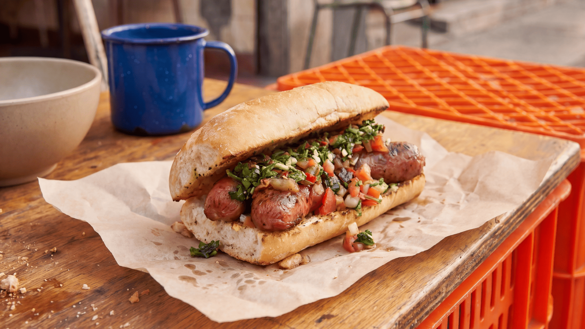 Lanche de linguiça na frigideira é a opção perfeita e barata para substituir a janta