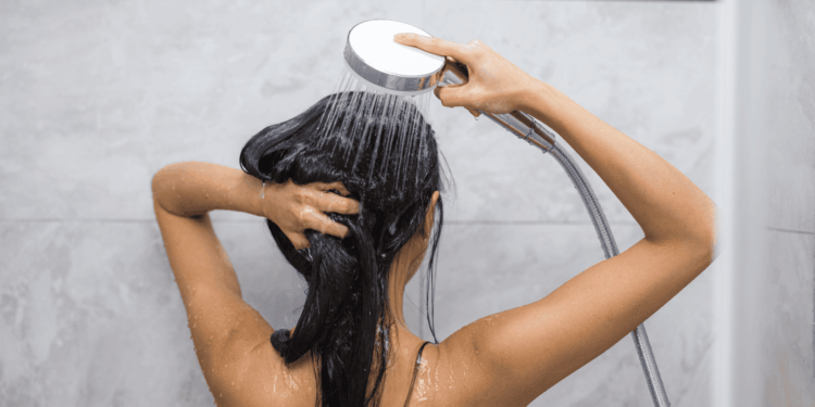 Lavar o cabelo no inverno. Crédito: Canva