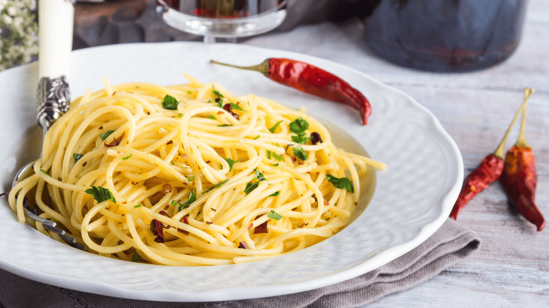 Receita de macarrão ao alho e óleo simples: o almoço rápido que fica pronto em 10 minutos
