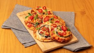 Mini pizza de berinjela na airfryer é a receita ideal para variar o cardápio da semana
