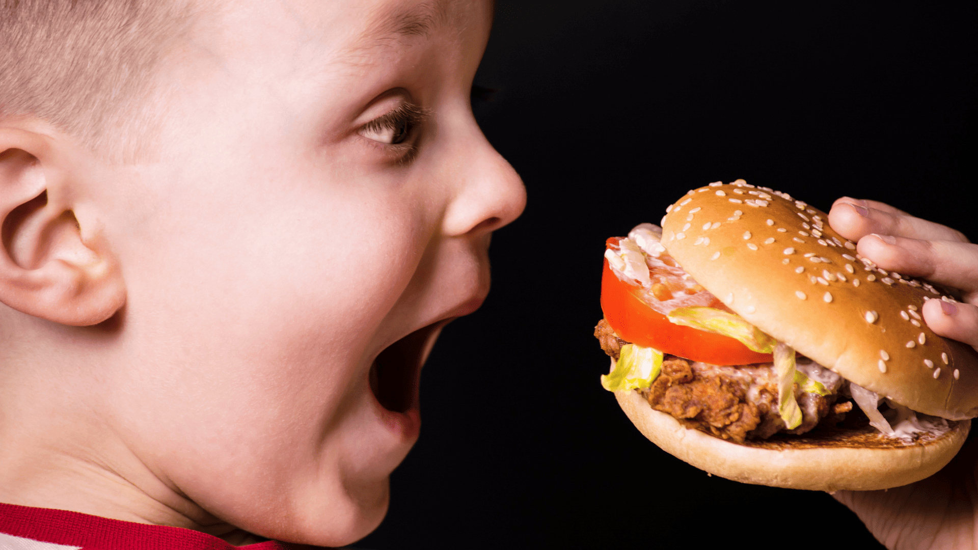 Onde comer com crianças em SP Hamburguerias incríveis com espaço kids para a família. Crédito: Canva