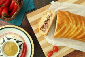 Aprenda a fazer um pão trançado de calabresa com muçarela que derrete na boca