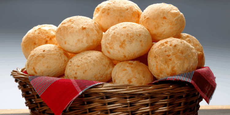 Pão de queijo caseiro. Crédito: Canva