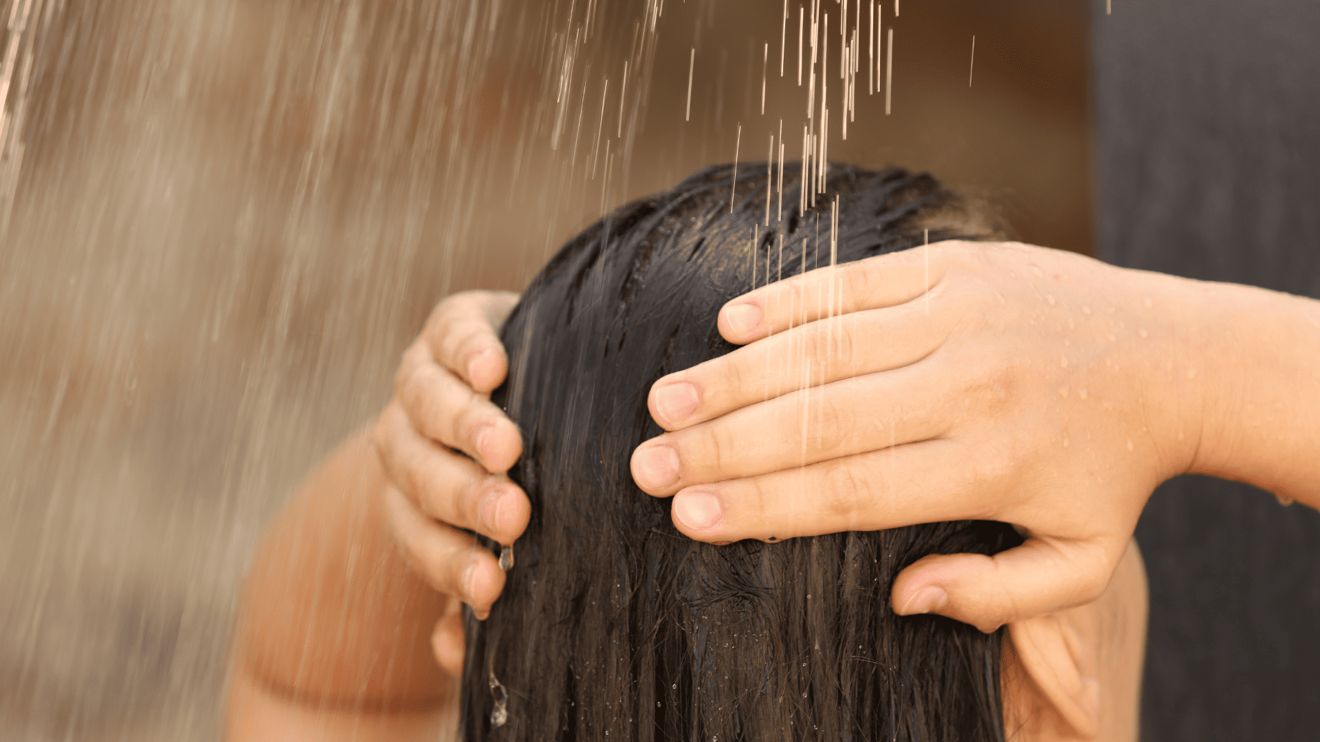 Preguiça de lavar o cabelo no inverno Saiba por que espaçar as lavagens pode fazer bem aos fios. Crédito: Canva