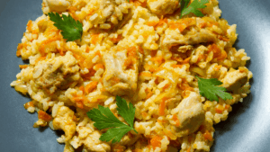 Risoto de frango simples e cremoso: o prato chique que fica pronto rápido e cabe no bolso