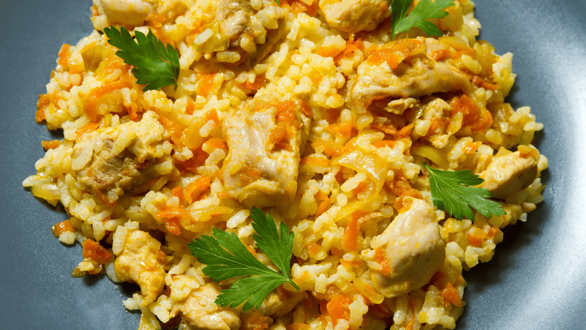 Risoto de frango simples e cremoso: o prato chique que fica pronto rápido e cabe no bolso