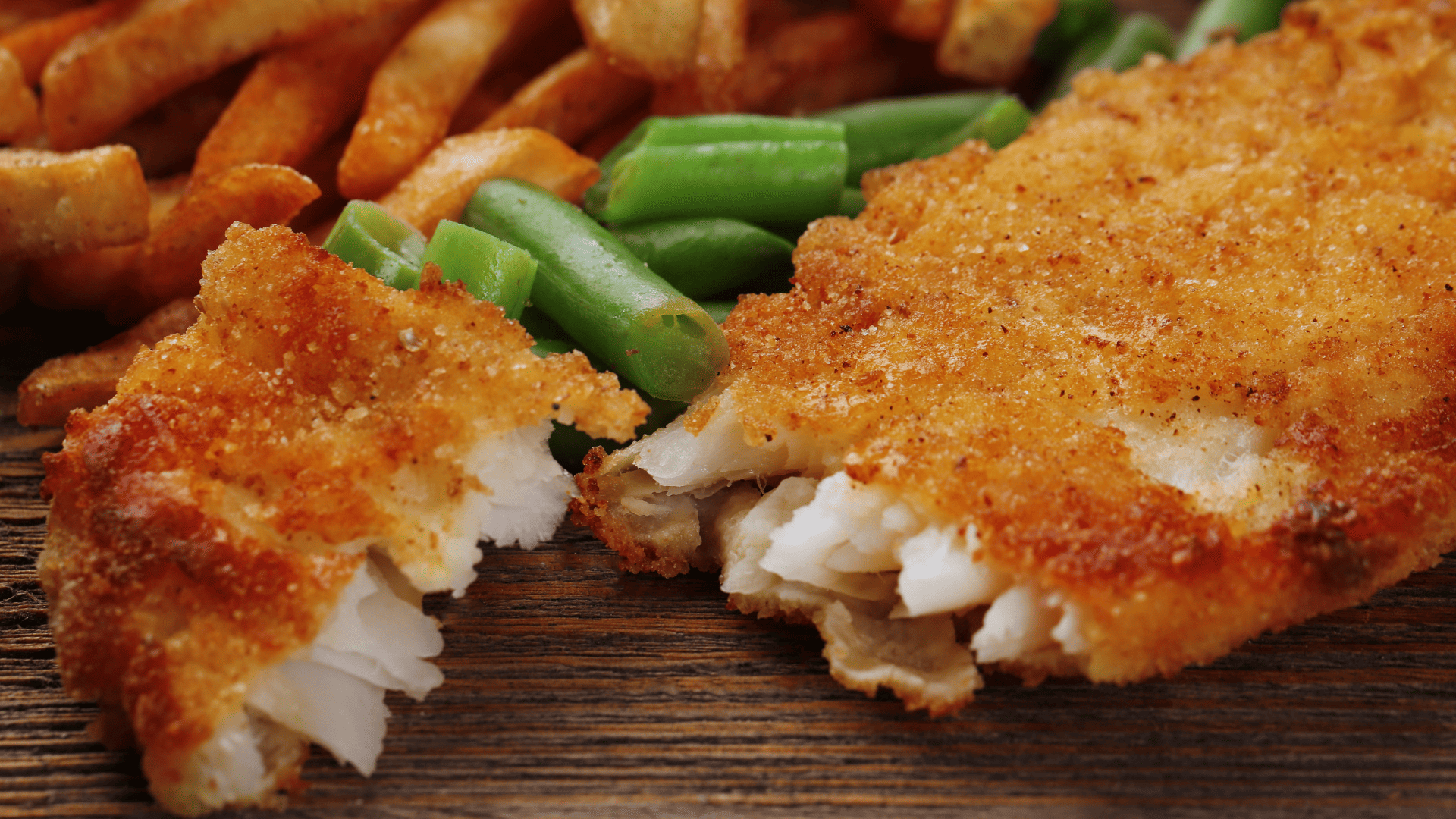 Saiba como fazer peixe empanado crocante usando técnicas simples de cozinha. Crédito: Canva